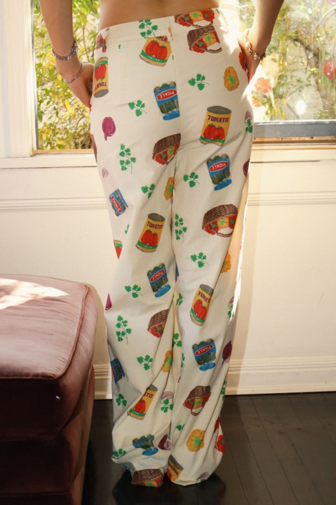 PANTALONES CON ESTAMPADO DE COMIDA