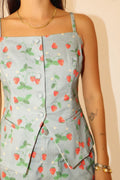 TOP SIN MANGAS CON BOTONES Y ESTAMPADO DE FRESAS🍓