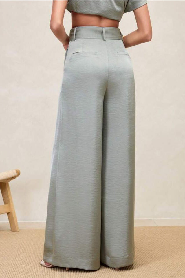 Set monocromático satinado con blusa off-shoulder y pantalón palazzo con pinzas