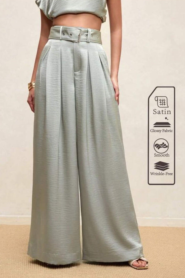 Set monocromático satinado con blusa off-shoulder y pantalón palazzo con pinzas